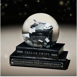 The Tortured Poets Department snow globe/Taylor Swift